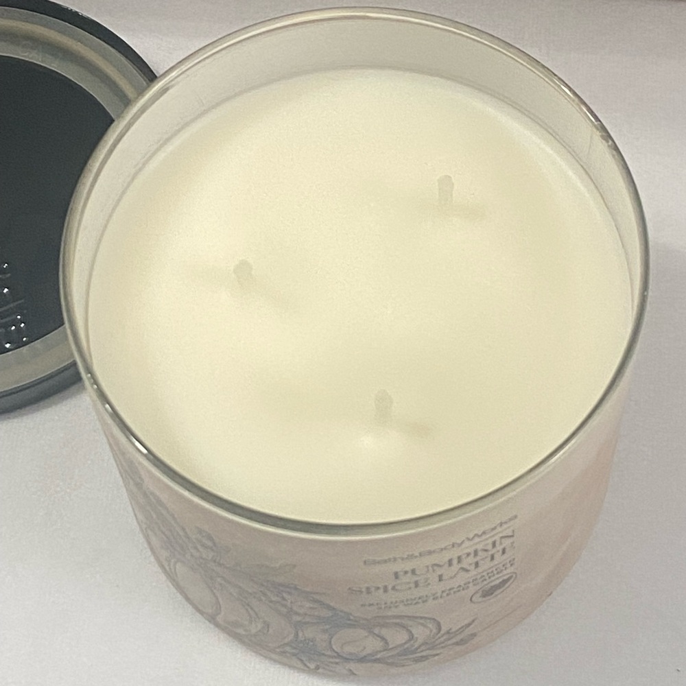 Bath & Body Works Pumpkin Spice Latte Three Wick Candle - Picture 4 of 5